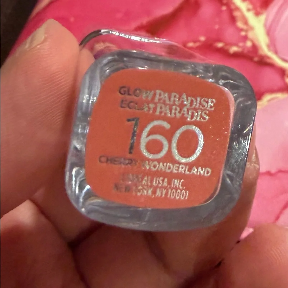 L'Oréal Paris (160 Cherry Wonderland) - Glow Paradise Hydrating Balm-in-Lipstick